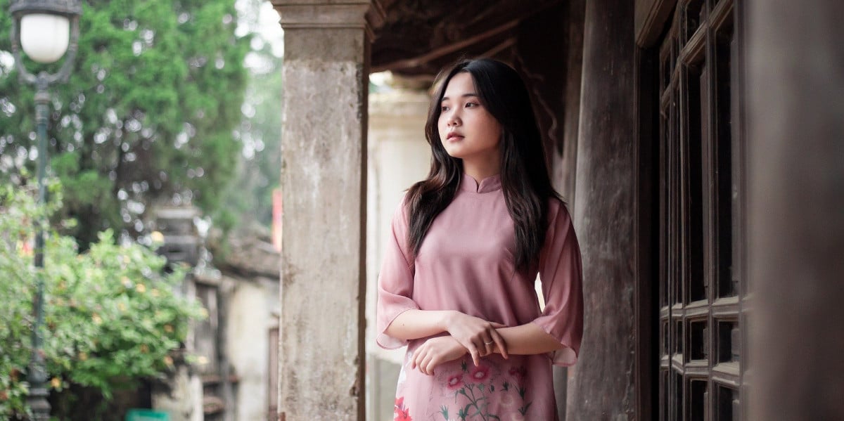 What are Lobules? Beautiful Woman standing in nature!